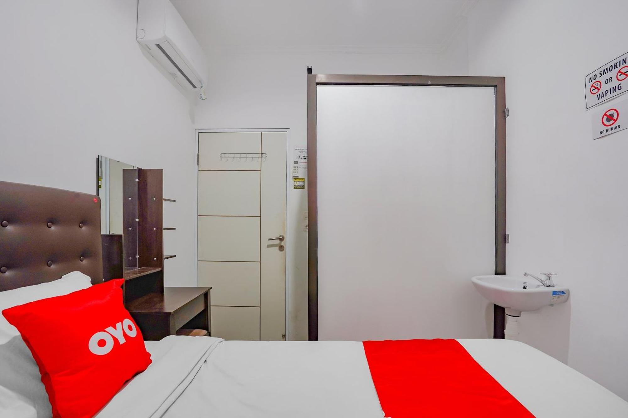 Hotel Spot On 90110 A1 Pakis Argosari Surabaya Exterior foto